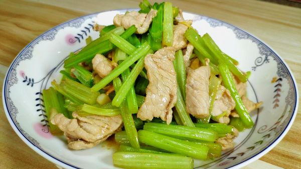 瘦肉老是炒老？教您兩個廚房必備技巧，不管炒什么肉都嫩滑爽口！