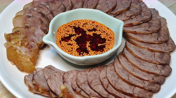 家常鹵五香牛肉的做法，牛肉入味，鹵香味十足，記得先收藏起來