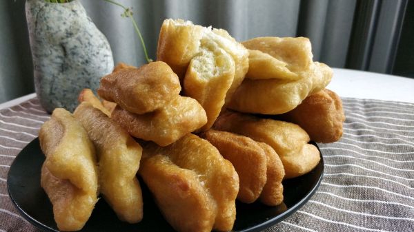 不加泡打粉也可以做油條，酥脆蓬松，美味放心
