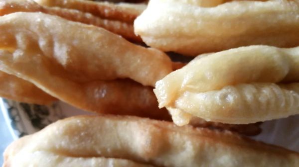 油條這樣做個(gè)個(gè)酥脆，不用泡打粉，只要加上它，蓬松又健康