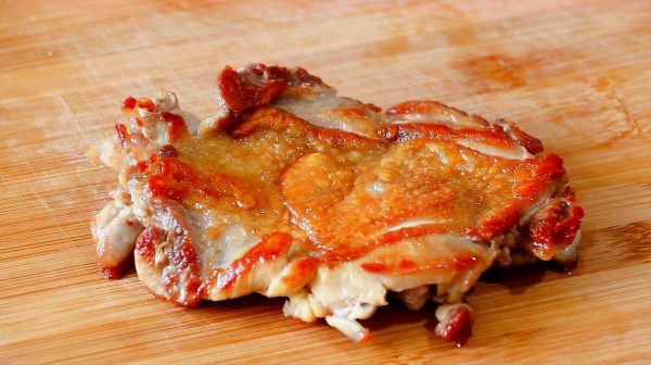 雞腿怎么做好吃？教你調(diào)一碗料汁，蘸上煎好的雞肉，麻麻辣辣