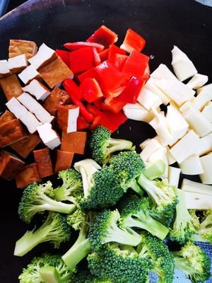 凉拌时蔬嫩牛肉（少油少盐健康餐）的做法 步骤2