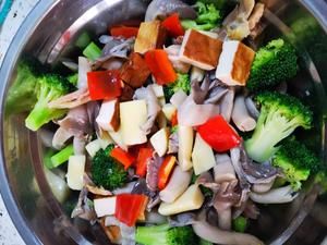 凉拌时蔬嫩牛肉（少油少盐健康餐）的做法 步骤4