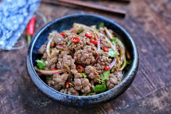 牛肉別總炒了，這樣做簡(jiǎn)單省事還好吃，端上桌根本不夠分