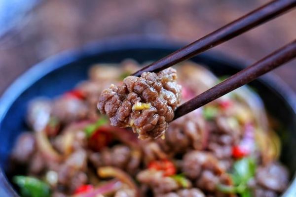 牛肉別總炒了，這樣做簡(jiǎn)單省事還好吃，端上桌根本不夠分