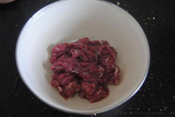 牛肉別總炒了，這樣做簡(jiǎn)單省事還好吃，端上桌根本不夠分