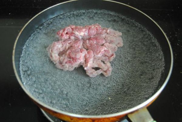 牛肉別總炒了，這樣做簡(jiǎn)單省事還好吃，端上桌根本不夠分