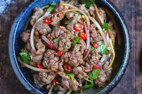 牛肉別總炒了，這樣做簡(jiǎn)單省事還好吃，端上桌根本不夠分