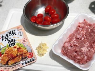 「龜甲萬(wàn)味自慢系列-照燒醬」以天然蔬果精華與真昆布提鮮，香氣溫潤(rùn)自然，不含人工添加物。甜甜鹹鹹的風(fēng)味完美融合，讓料理一次到位，無(wú)需額外調(diào)味。