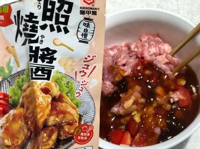 在大碗中放入豬絞肉、小番茄丁、大蒜末，加入整包「龜甲萬(wàn)味自慢系列-照燒醬」，充分?jǐn)嚢杈鶆颍屆恳豢诙寄芪綕M滿照燒醬香。