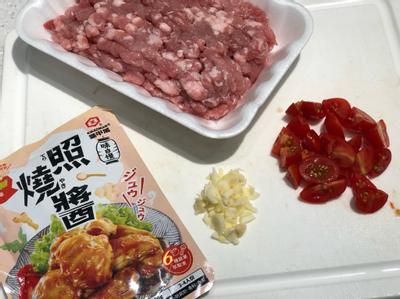 小番茄切小丁，大蒜切末備用。選用新鮮的小番茄，可以增加蒸肉的清甜多汁感，也讓整道料理色彩更繽紛。 如果沒(méi)有小番茄，也可改用切丁的大番茄，或拌入少量蘋果丁增添清新感。