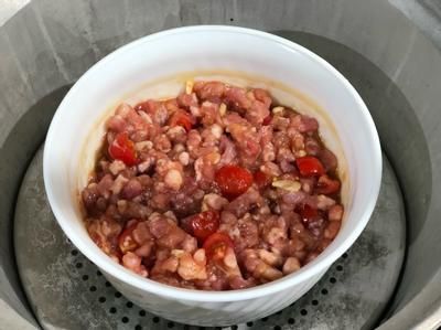 放入電鍋蒸熟，外鍋加一杯水，按下開關(guān)，蒸約20分鐘至肉熟透、湯汁溢香即可。