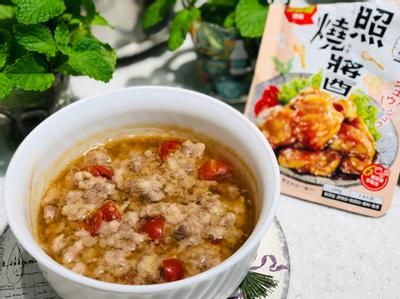 蒸好的番茄蒸肉甜鹹交融，鮮嫩多汁！有了「龜甲萬(wàn)味自慢系列-照燒醬」，完美呈現(xiàn)道地日式滋味，快速又美味，下飯到停不下來(lái)！
