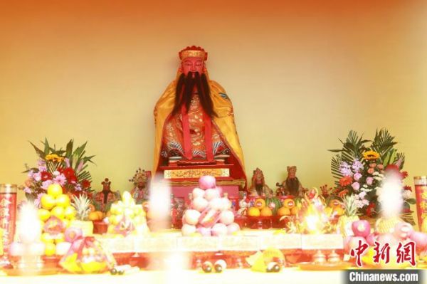 圖為青礁慈濟(jì)祖宮保生大帝神尊?！±钏荚?攝