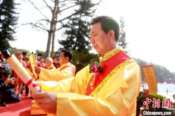 圖為主祭人誦讀祭文。　李思源 攝