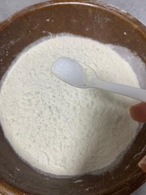 自制手抓餅皮(簡(jiǎn)單易做)的做法 步驟1