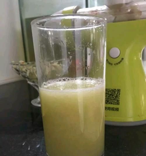 爽口清甜的香橙蘋果汁做法（健康營(yíng)養(yǎng)又美味的自制果汁）