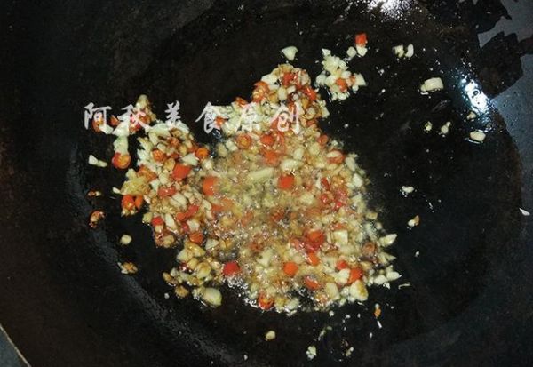 金针菇别再用水煮了,阿秋教你这样做,吃起来又香又入味!