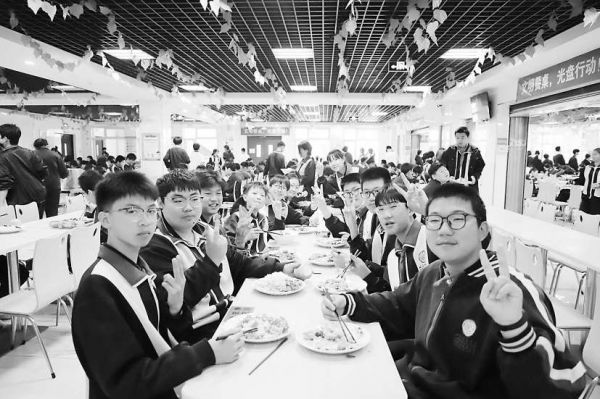 北京汇文中学朝阳垂杨柳分校学生开心用餐。 受访者 供图