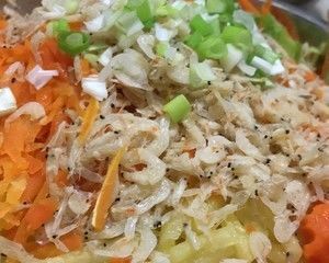 不能再簡(jiǎn)單的巨好吃的蒸胡蘿卜土豆絲！又健康又美味！的做法步驟 第1步