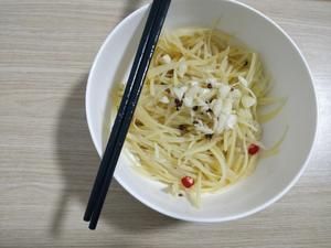 萬物皆可油潑之:健康少油涼拌土豆絲的做法 步驟5