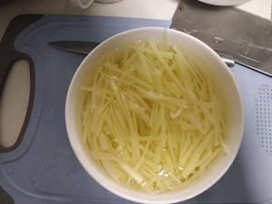 萬物皆可油潑之:健康少油涼拌土豆絲的做法 步驟1