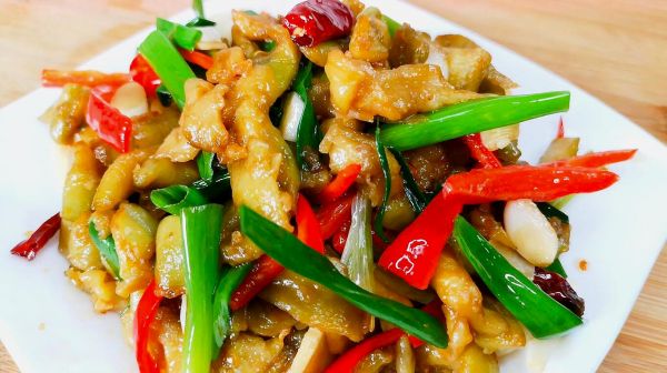 以后茄子就这样吃了，出锅太香了，好吃下饭，家里米饭不够吃了！