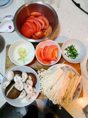番茄菌菇火锅汤底的做法 步骤1