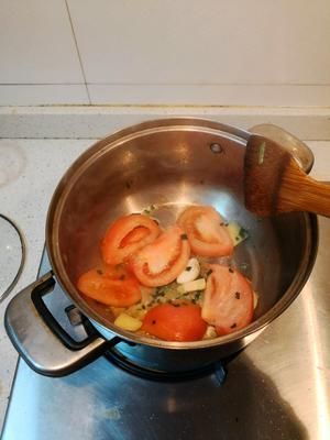 番茄菌菇火锅汤底的做法 步骤2