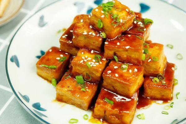 豆?fàn)钤?> </p> <br> 　　皮蛋拌豆腐<br> <br> 　　內(nèi)酯豆腐先中間橫切一刀，再豎切n刀成小塊。用刀背鏟起整塊豆腐完整移入盤(pán)中。皮蛋去殼后切碎成小丁，榨菜切丁，鋪在豆腐上。小碗內(nèi)加入3勺醬油，少許糖，倒在剛才的豆腐上，撒一點(diǎn)蝦皮，最后滴幾滴麻油，拌勻就可以啦！</p><p> 　　蟹粉豆腐<br> <br> 　　豆腐切小塊，蔥切碎備用。鍋燒熱水，輕推入豆腐塊，撒鹽，燒開(kāi)。撈出控水，備用。熱鍋放油，下蔥姜末炒香。倒入少許黃酒，放入蟹粉，炒勻出香味，放入溫水。輕推入豆腐塊，以勺輕輕攪勻，燒開(kāi)轉(zhuǎn)中火，灑少許鹽，蓋上蓋子燜一會(huì)，以較稀的水淀粉勾芡。一邊勾芡一邊晃動(dòng)炒鍋，使之均勻后，可以撒點(diǎn)細(xì)蔥花，即可出鍋裝盤(pán)。</p><p> 　　薺菜豆腐羹<br> <br> 　　肉絲洗凈，加鹽、味精、老酒、少許糖、生粉上漿一會(huì)。薺菜去黃葉，洗凈，去根，切成末。內(nèi)酯豆腐半盒切小塊。熱油，放肉絲煸炒，加水。煮開(kāi)后加豆腐。再次煮開(kāi)后轉(zhuǎn)小火燒一會(huì)，加鹽，接著轉(zhuǎn)大火放入薺菜攪拌均勻。加生粉勾芡后，即可出鍋。</p><p style=