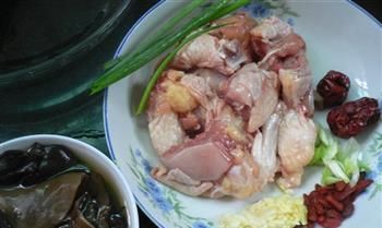 藥膳雞的做法及功效（營(yíng)養(yǎng)豐富、健康美味）