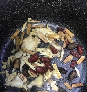 藥膳雞的做法及功效（營(yíng)養(yǎng)豐富、健康美味）