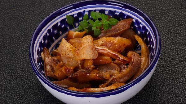 鸡炖茶树菇好吃又有营养做法步骤