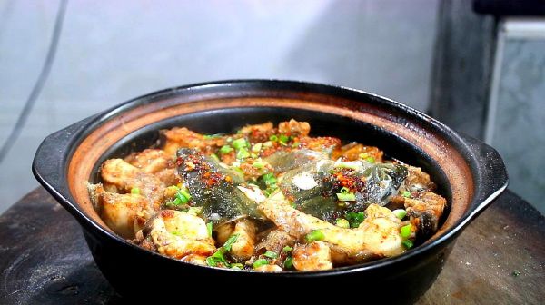 砂鍋魚怎樣做才好吃？試試這個新做法，魚肉鮮嫩入味，冬天最適合