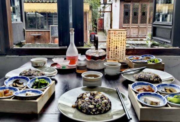 低脂高纖維，全素營養(yǎng)，健康美味。富含蔬菜、豆類，促進(jìn)消化，維持體重，適合減肥、健康生活。