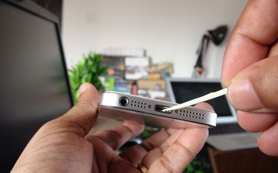清潔充電端口以修復(fù)更新后 iPhone 充電緩慢的問題
