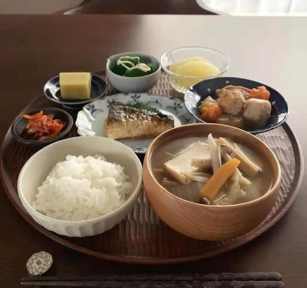 在世界美食圈，日本料理是公认的清淡健康。