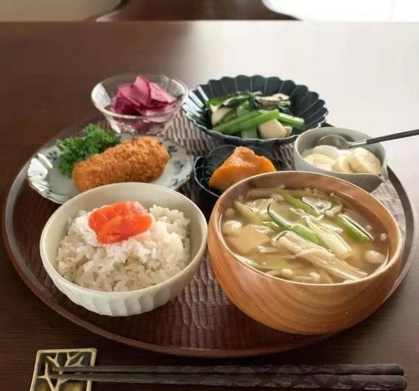 在世界美食圈，日本料理是公认的清淡健康。