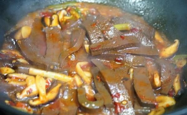 鴨血除腥增香靠這菜，它是涮火鍋的絕配，炒菜更是營(yíng)養(yǎng)價(jià)值翻倍