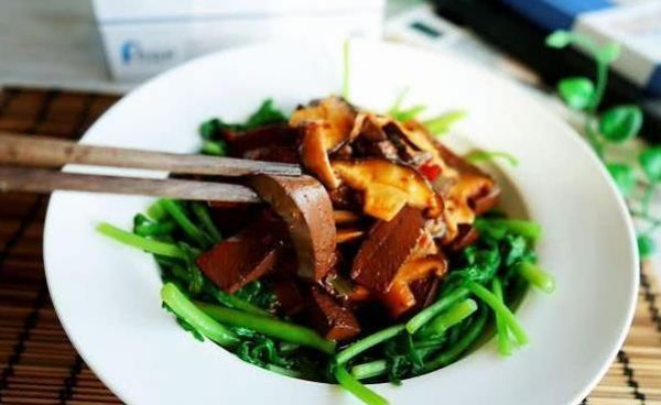 鴨血除腥增香靠這菜，它是涮火鍋的絕配，炒菜更是營(yíng)養(yǎng)價(jià)值翻倍