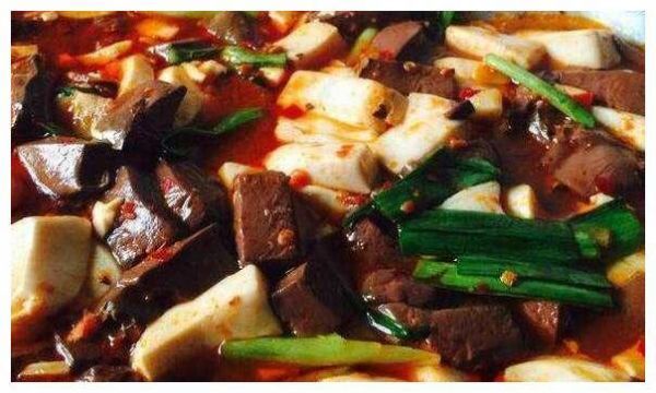 大厨推荐美味：香辣鸭血豆腐，制作起来非常简单，香辣可口的美食
