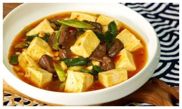 大厨推荐美味：香辣鸭血豆腐，制作起来非常简单，香辣可口的美食
