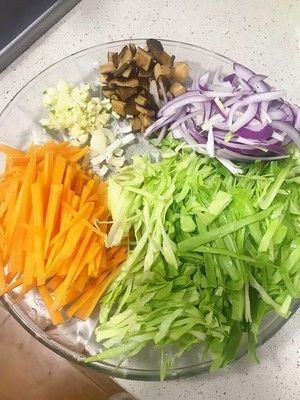 營養(yǎng)又健康的鮮蔬炒面的做法步驟 第1步