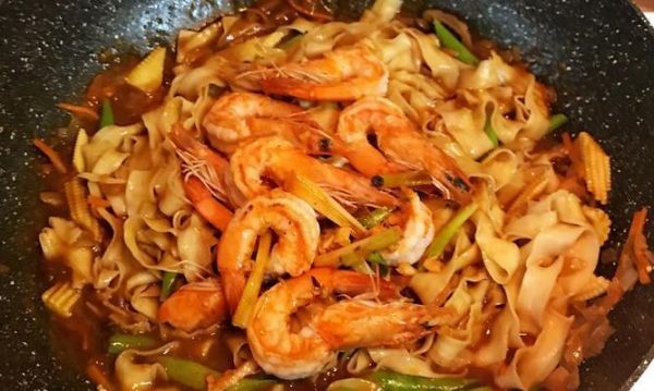 美味可口的蝦仁番茄炒面（健康營養(yǎng)的家常美食）