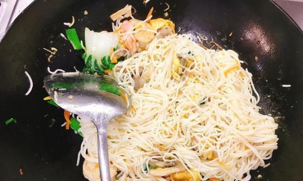 美味可口的蝦仁番茄炒面（健康營養(yǎng)的家常美食）