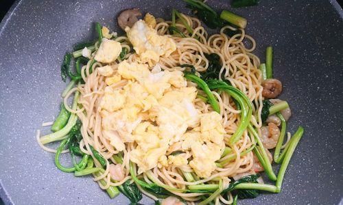 美味可口的蝦仁番茄炒面（健康營養(yǎng)的家常美食）