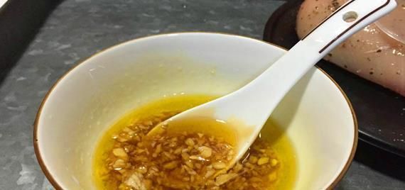 一道蒜香蜂蜜雞胸肉，外焦里嫩，香氣十足，女生很難拒絕！