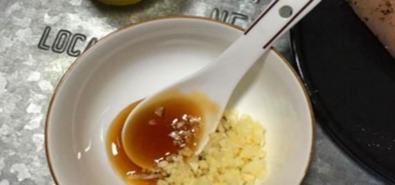 一道蒜香蜂蜜雞胸肉，外焦里嫩，香氣十足，女生很難拒絕！