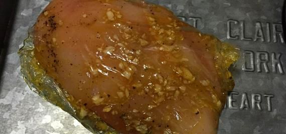 一道蒜香蜂蜜雞胸肉，外焦里嫩，香氣十足，女生很難拒絕！