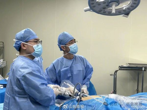 济南市中心医院胃肠外科副主任医师延冰为患者进行代谢减重手术